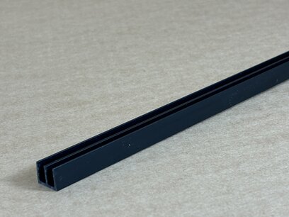 Zwart kunststof, PVC schuifprofiel hoog (voor 4 mm. glas). prijs per meter.