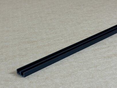 Zwart kunststof, PVC schuifprofiel laag (voor 4 mm. glas). prijs per meter.